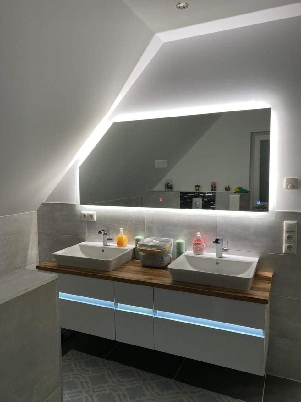 Moderne Badezimmer-Reinigung mit LED-Spiegel Berlin